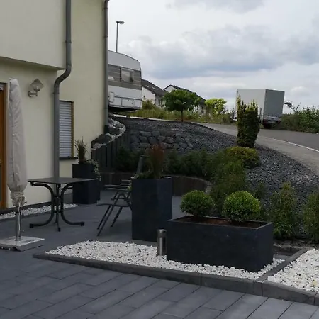 Fewo Rheinwein 1 ausgezeichnet zum wandern und radfahren mit Wallbox Apartment